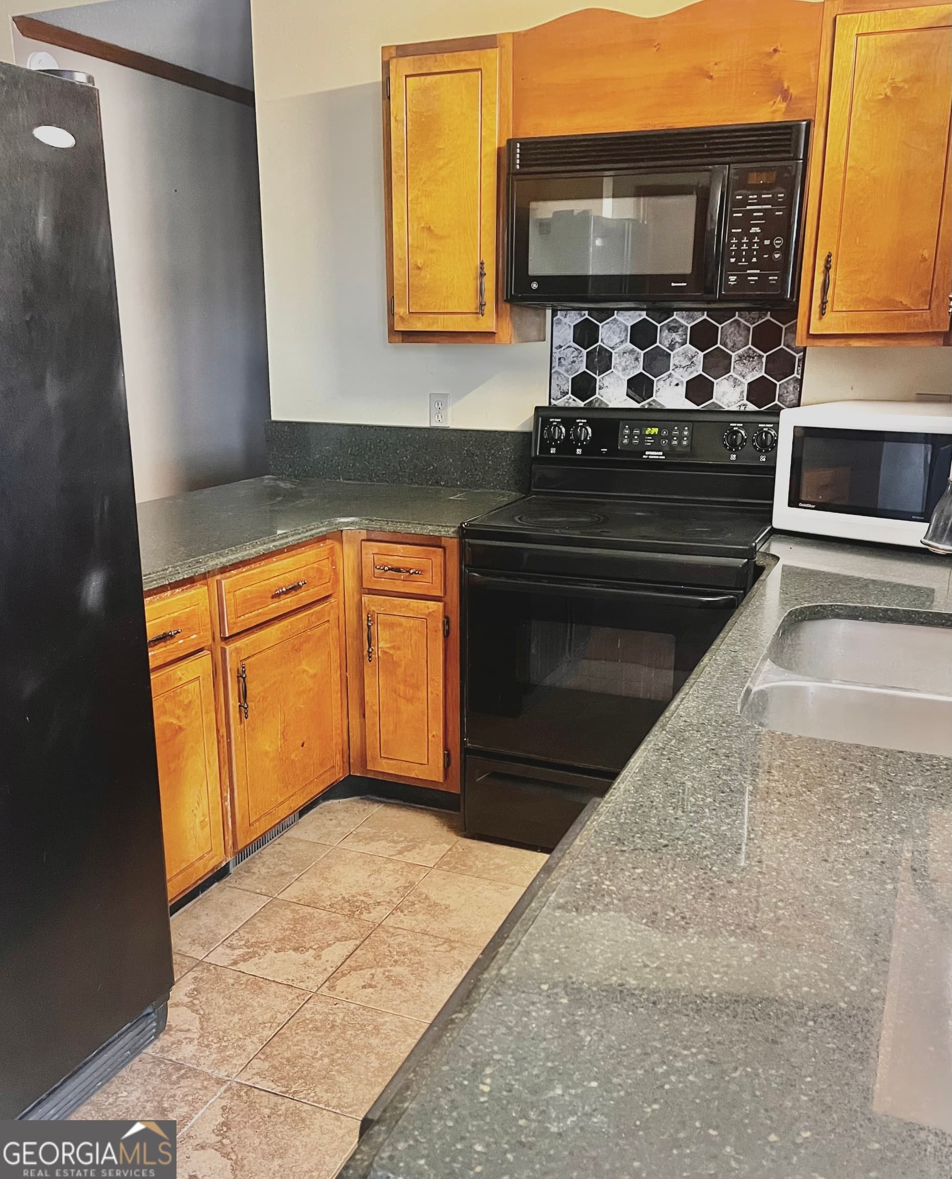 4 bedroom, 3 bathroom, 3,168 sq ft single family residence under contract at 977 Cedar Crossing Vidalia Road, Vidalia, GA 30474 — photo 2