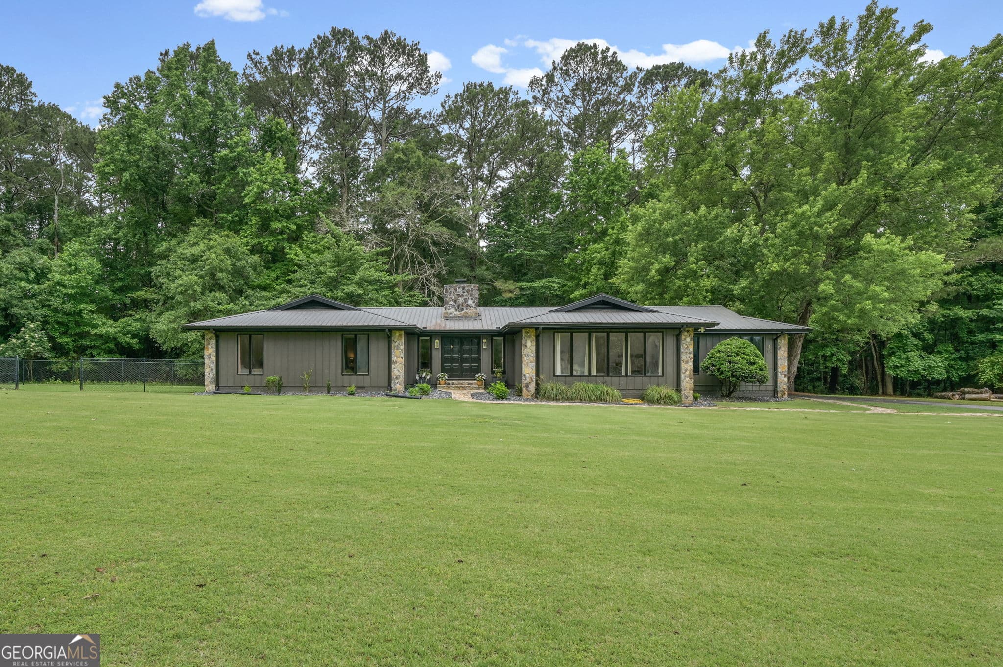 4 bedroom, 3 bathroom, 2,538 sq ft single family residence for sale at 40 Round Lake Road, Griffin, GA 30224 — photo 2