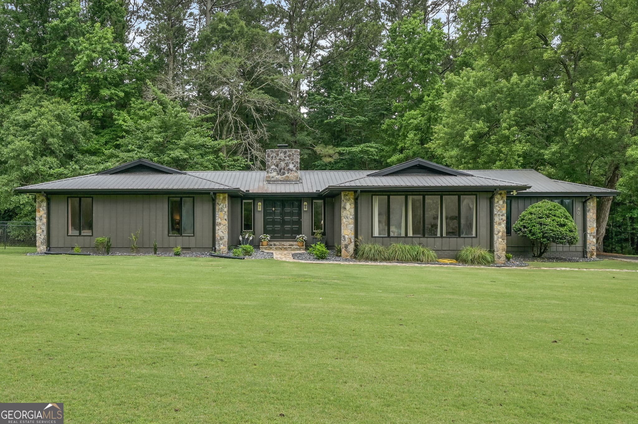 4 bedroom, 3 bathroom, 2,538 sq ft single family residence for sale at 40 Round Lake Road, Griffin, GA 30224 — photo 1 of 40