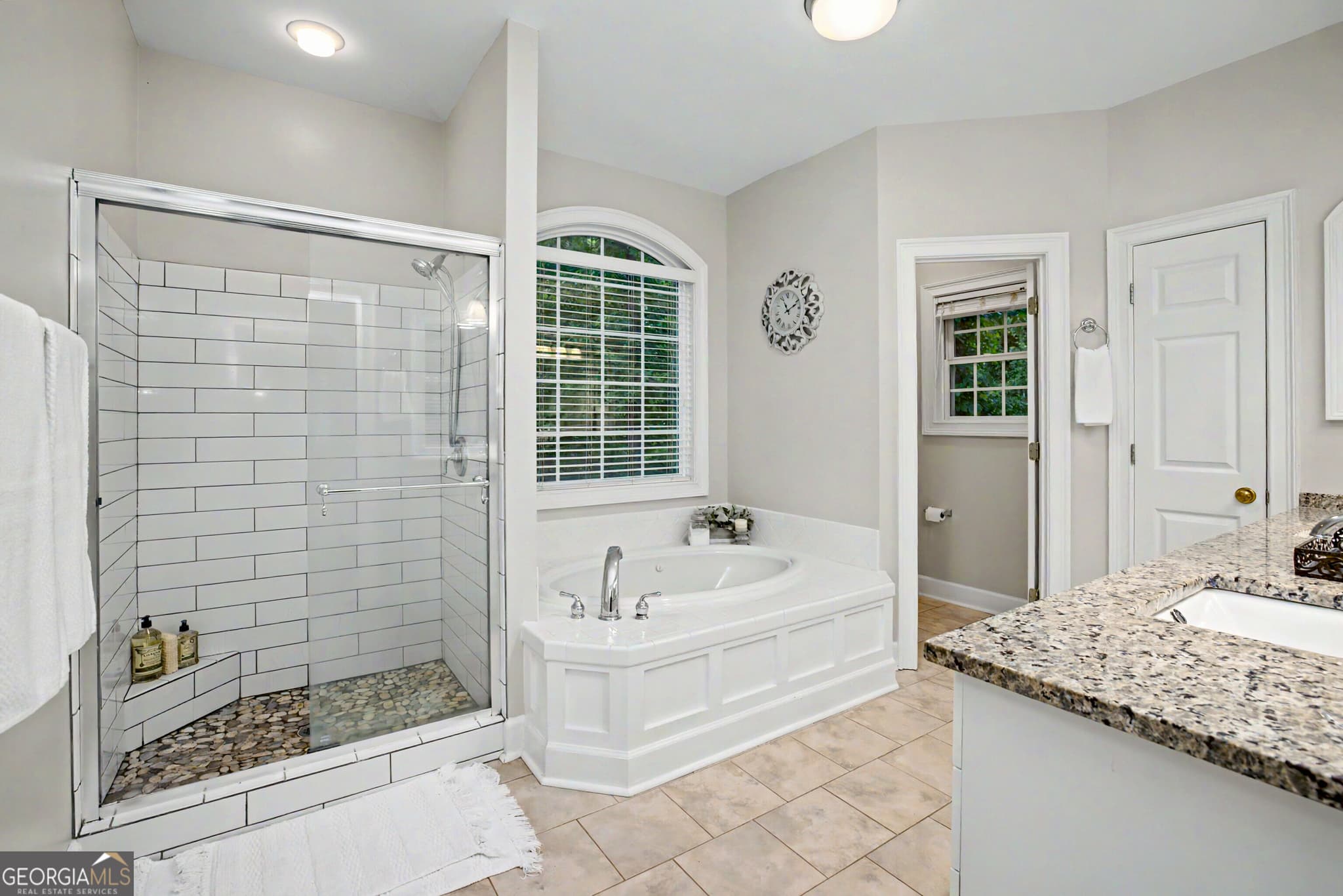 4 bedroom, 4.5 bathroom, 5,230 sq ft single family residence for sale at 305 South Shore Drive, Newnan, GA 30263 — photo 9