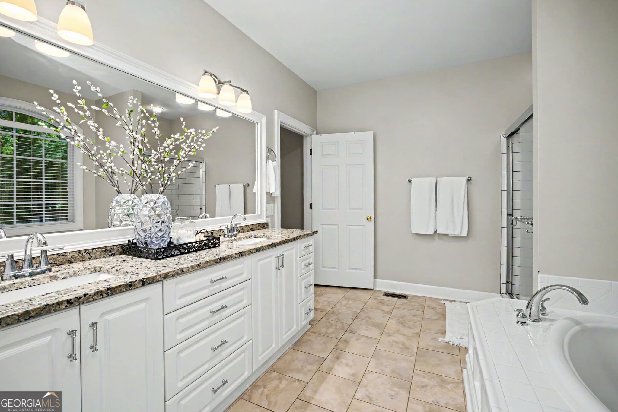 4 bedroom, 4.5 bathroom, 5,230 sq ft single family residence for sale at 305 South Shore Drive, Newnan, GA 30263 — photo 10