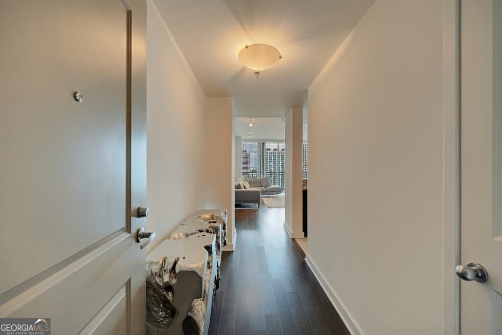 2 bedroom, 2 bathroom, 1,270 sq ft condominium for sale at 3338 Peachtree Road 1807, Atlanta, GA 30326 — photo 2