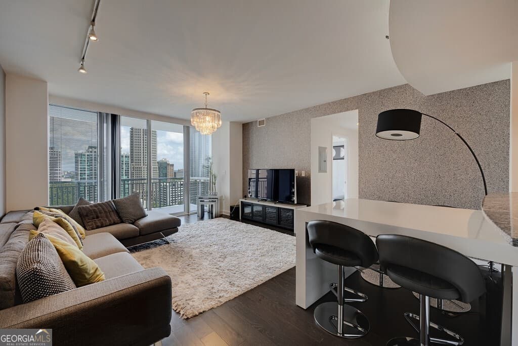 2 bedroom, 2 bathroom, 1,270 sq ft condominium for sale at 3338 Peachtree Road 1807, Atlanta, GA 30326 — photo 6