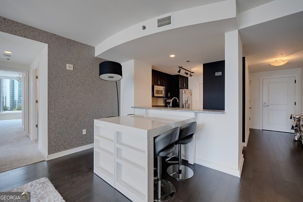 2 bedroom, 2 bathroom, 1,270 sq ft condominium for sale at 3338 Peachtree Road 1807, Atlanta, GA 30326 — photo 7