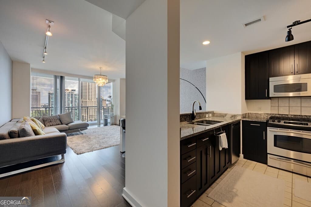2 bedroom, 2 bathroom, 1,270 sq ft condominium for sale at 3338 Peachtree Road 1807, Atlanta, GA 30326 — photo 3