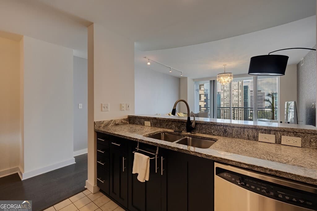 2 bedroom, 2 bathroom, 1,270 sq ft condominium for sale at 3338 Peachtree Road 1807, Atlanta, GA 30326 — photo 5