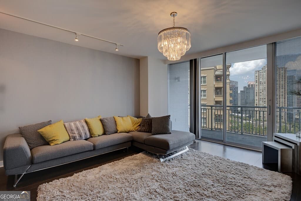2 bedroom, 2 bathroom, 1,270 sq ft condominium for sale at 3338 Peachtree Road 1807, Atlanta, GA 30326 — photo 9