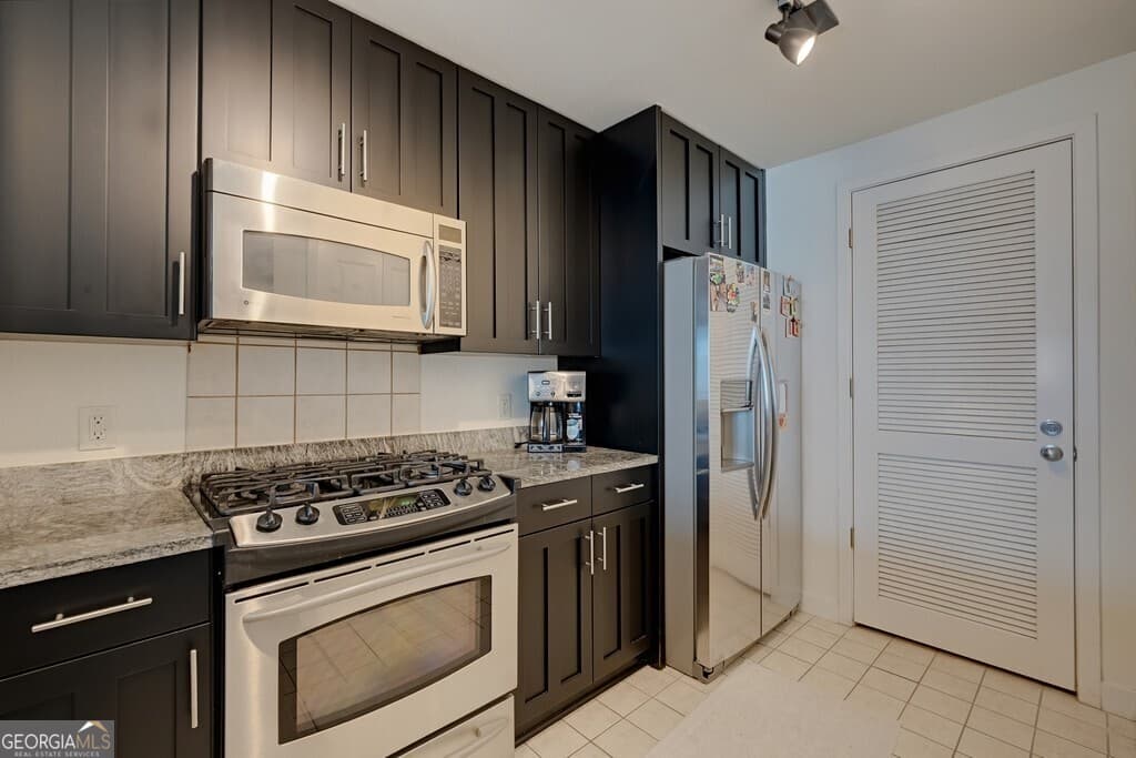 2 bedroom, 2 bathroom, 1,270 sq ft condominium for sale at 3338 Peachtree Road 1807, Atlanta, GA 30326 — photo 4