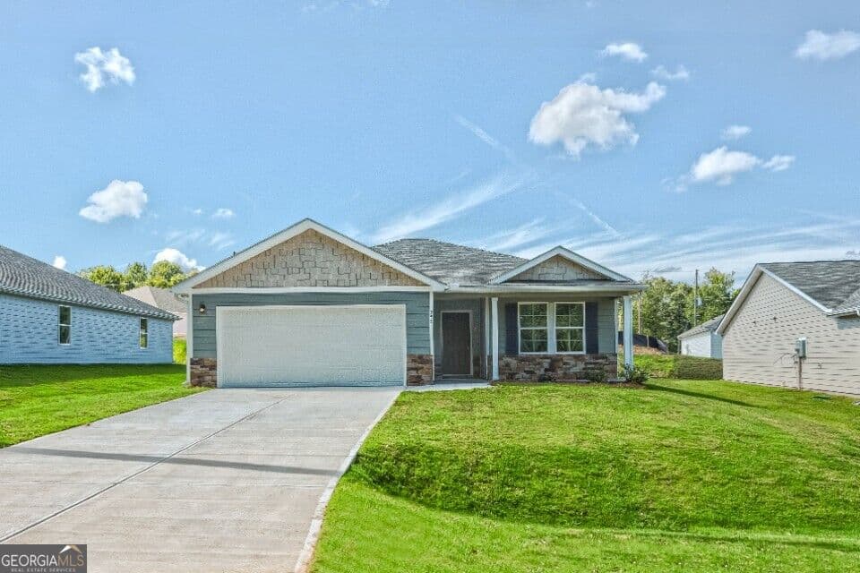 3 bedroom, 2 bathroom, 1,416 sq ft single family residence under contract at 255 Woodlake Landing, Hartwell, GA 30643
