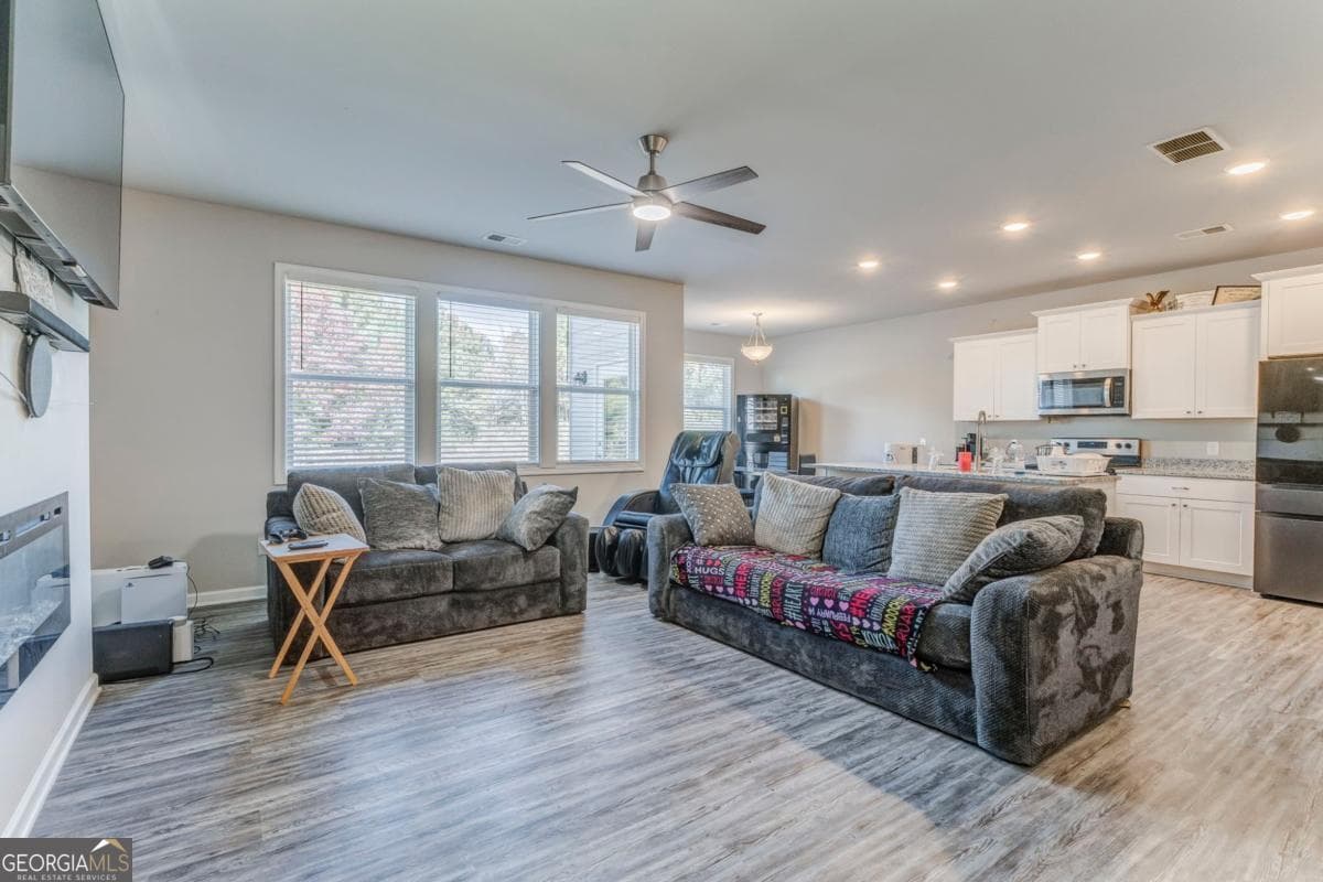 3 bedroom, 2.5 bathroom, 1,914 sq ft single family residence for sale at 122 Old Mill, Calhoun, GA 30701 — photo 8