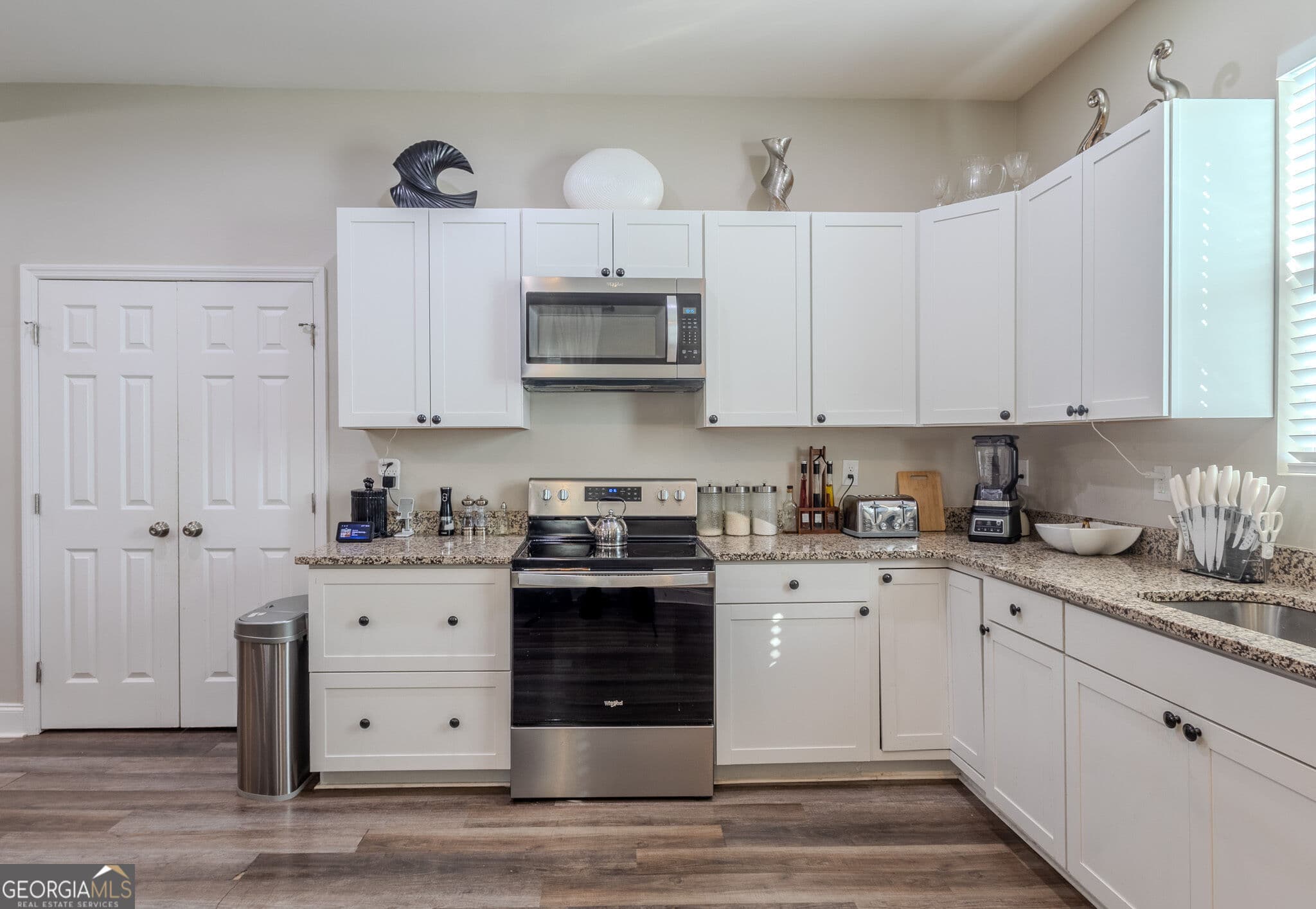 3 bedroom, 2 bathroom, 1,833 sq ft single family residence for sale at 833 Richmond Street, Macon, GA 31206 — photo 4