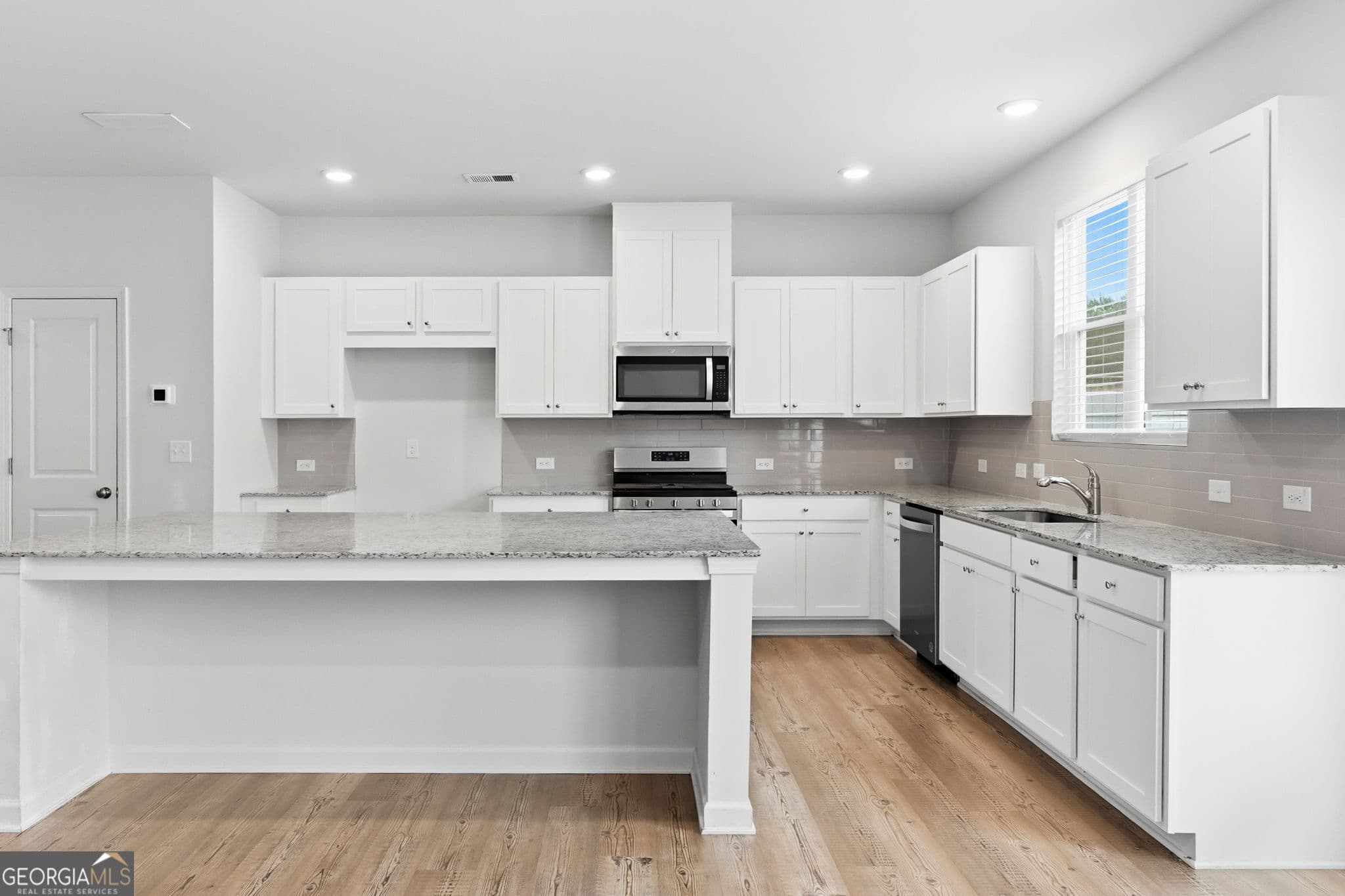 3 bedroom, 2.5 bathroom, 2,301 sq ft townhouse for sale at 230 Point Place Drive (3), Loganville, GA 30052 — photo 6
