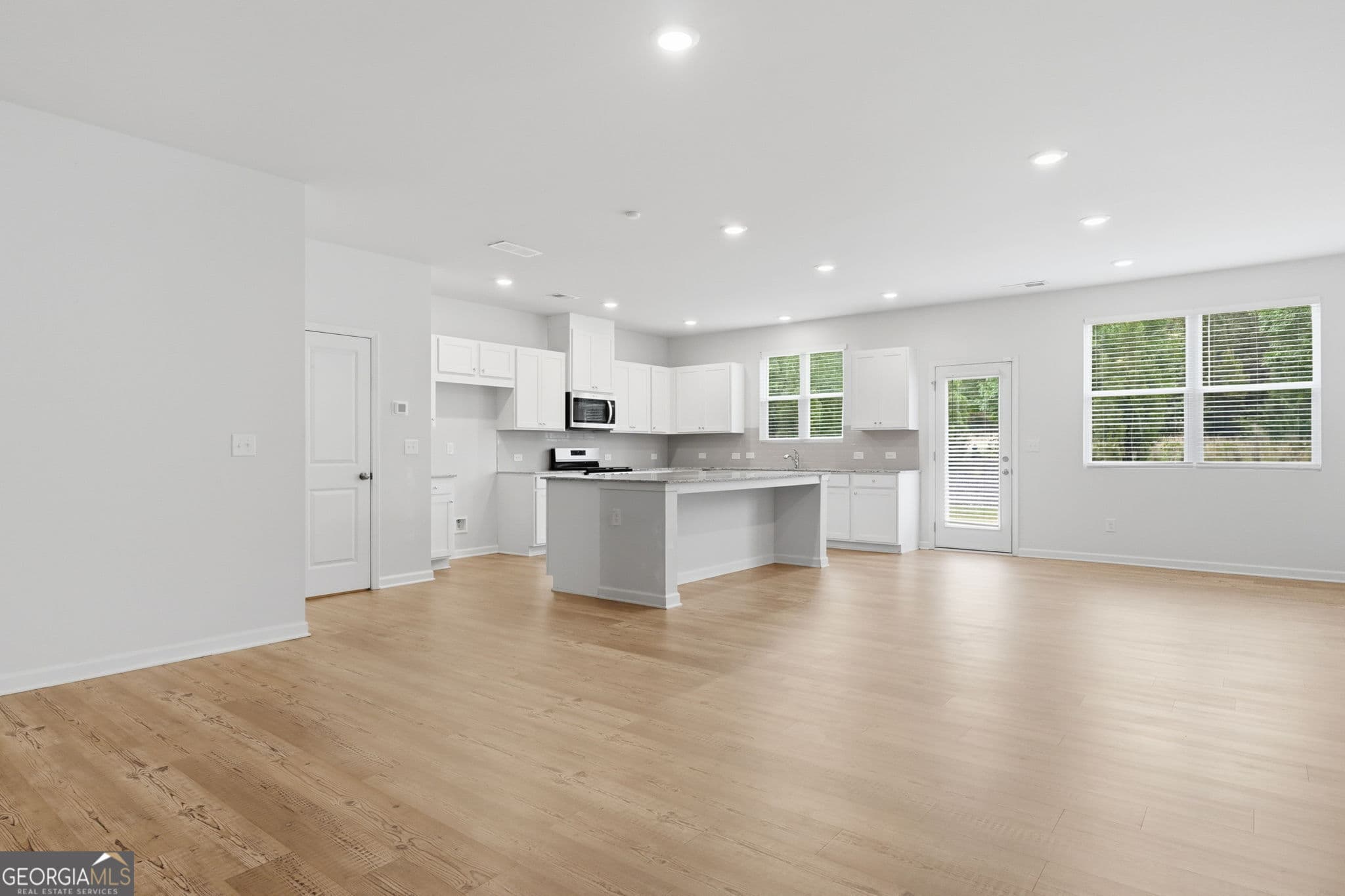 3 bedroom, 2.5 bathroom, 2,301 sq ft townhouse for sale at 230 Point Place Drive (3), Loganville, GA 30052 — photo 3