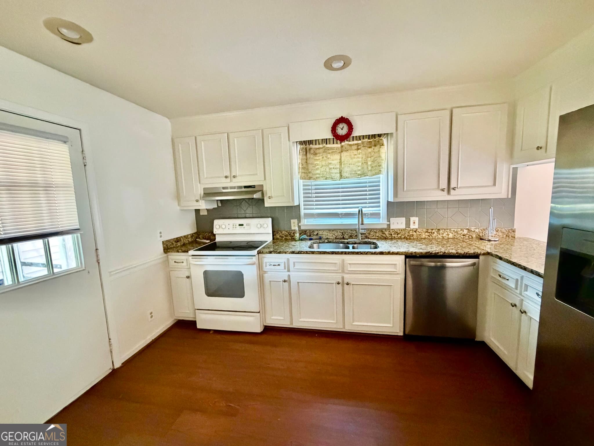 3 bedroom, 2 bathroom, 1,968 sq ft single family residence for sale at 3641 W Point Circle, Lizella, GA 31052 — photo 2