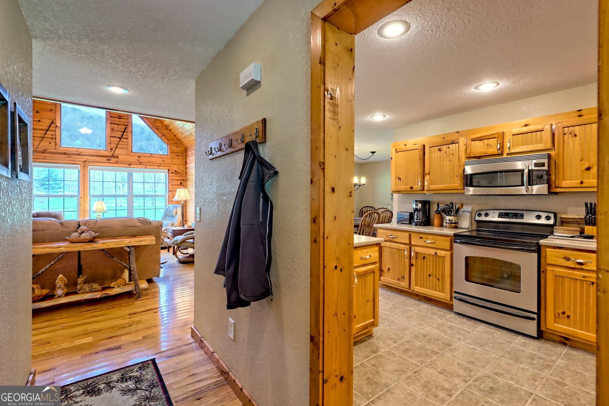 3 bedroom, 2.5 bathroom, 1,920 sq ft cabin,single family residence under contract at 3556 Riverfront Lane, Hiawassee, GA 30546 — photo 4