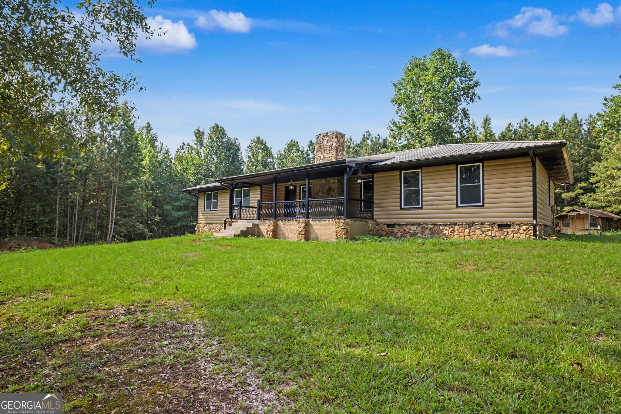 4 bedroom, 2 bathroom, 1,884 sq ft cabin,single family residence for sale at 385 Duncan Road, Carrollton, GA 30116 — photo 2