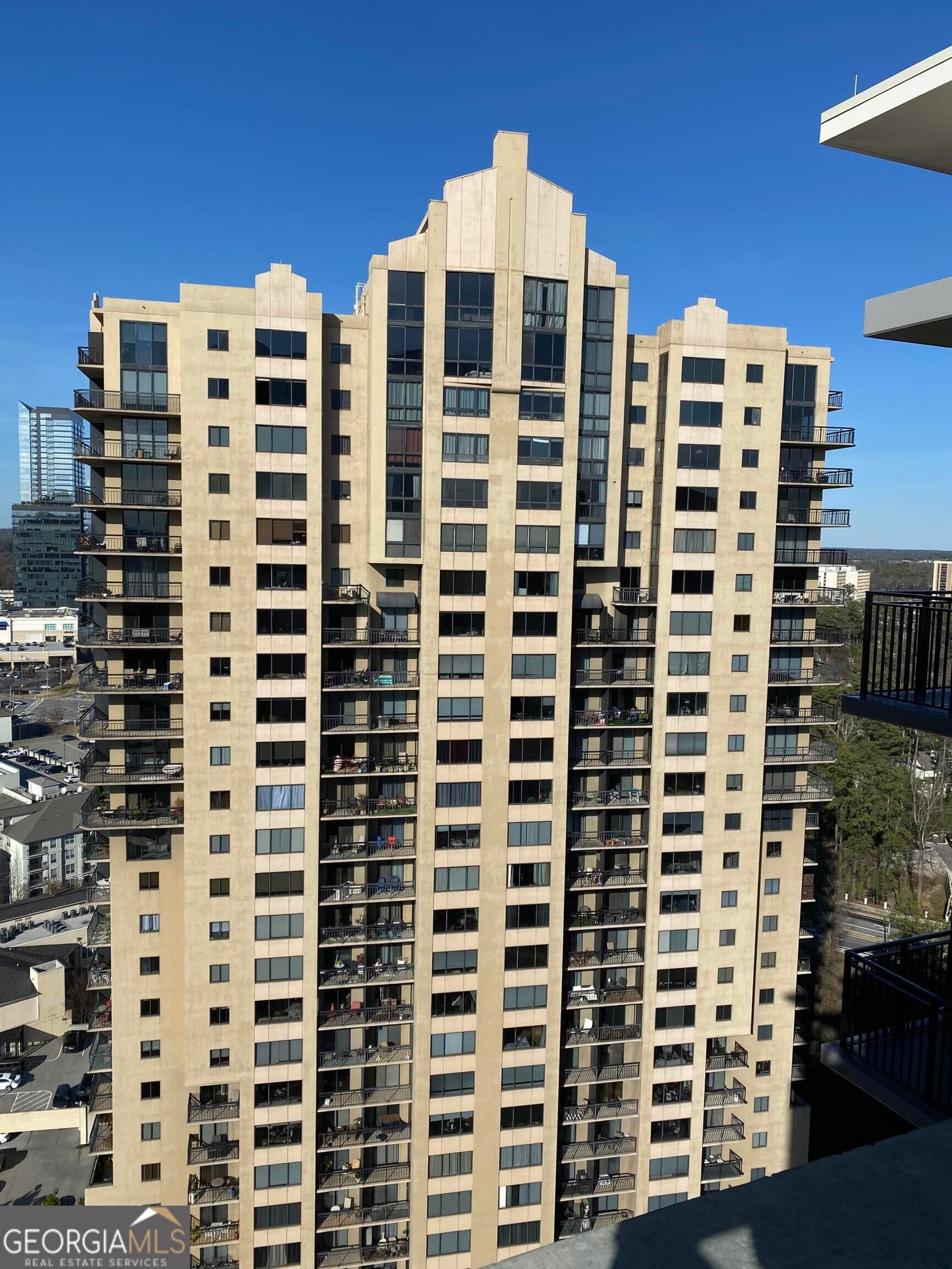 1 bedroom, 1 bathroom, 950 sq ft condominium for sale at 3481 Lakeside Drive APT 2901, Atlanta, GA 30326 — photo 2