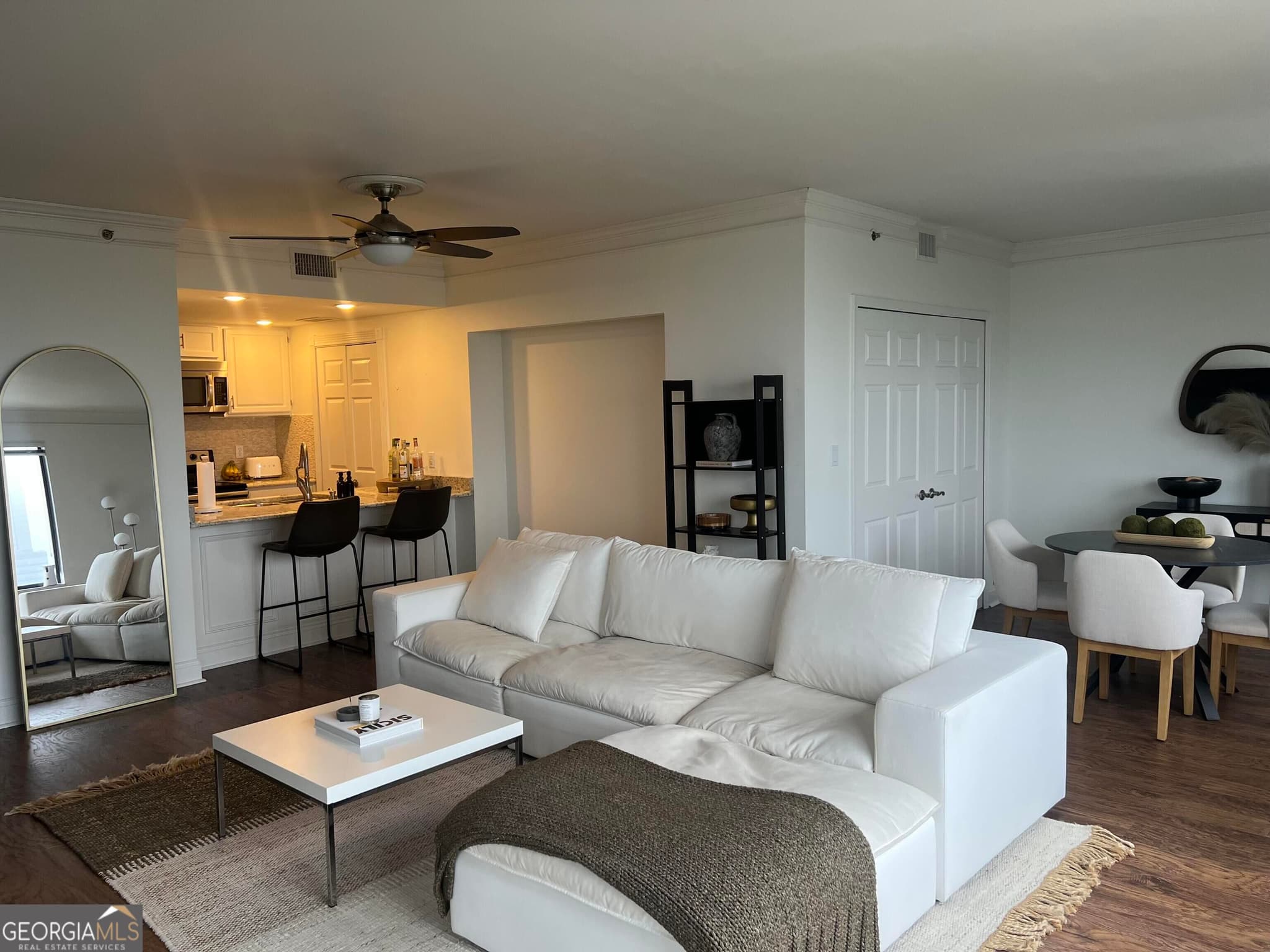 1 bedroom, 1 bathroom, 950 sq ft condominium for sale at 3481 Lakeside Drive APT 2901, Atlanta, GA 30326 — photo 6