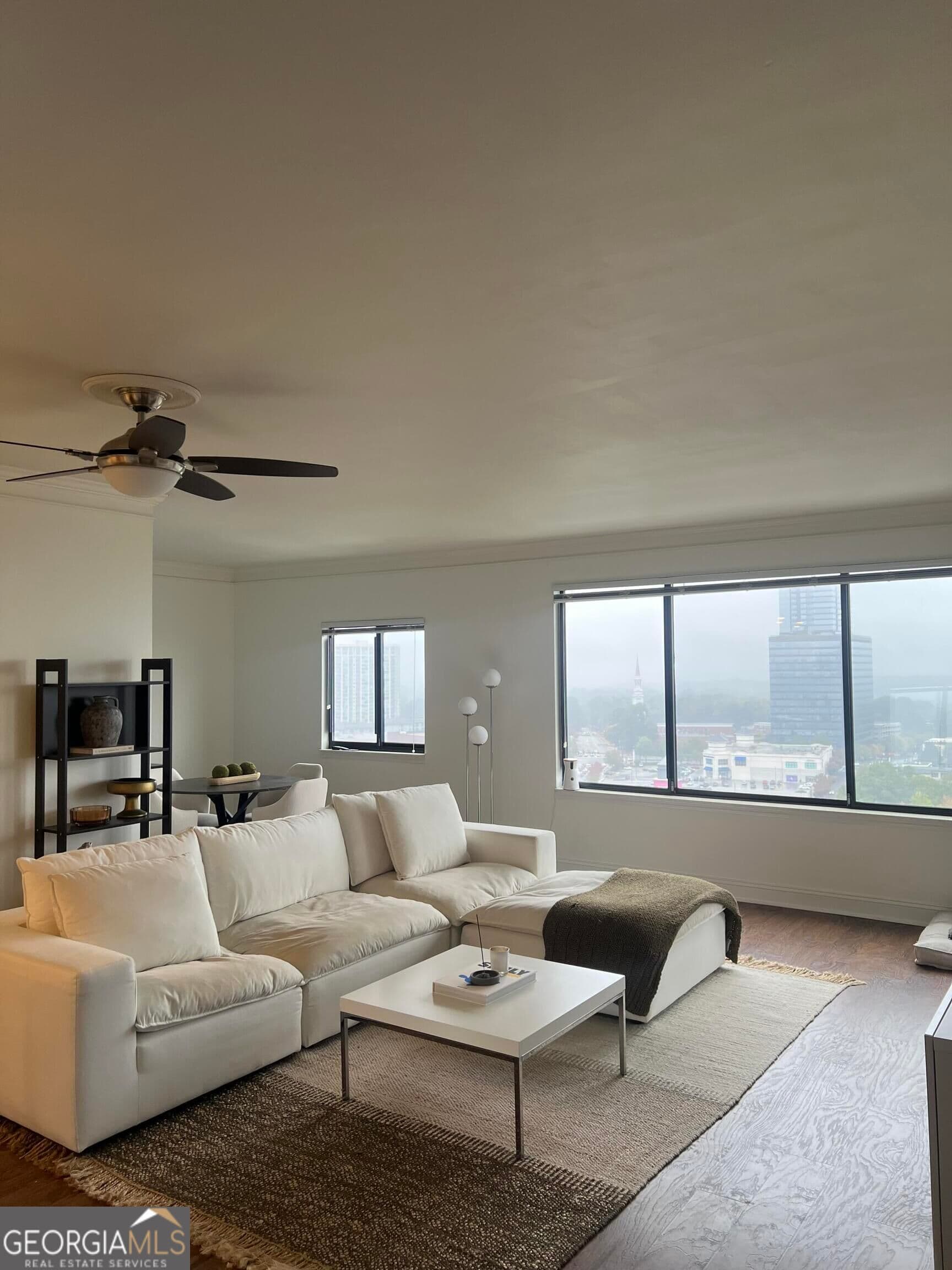 1 bedroom, 1 bathroom, 950 sq ft condominium for sale at 3481 Lakeside Drive APT 2901, Atlanta, GA 30326 — photo 5