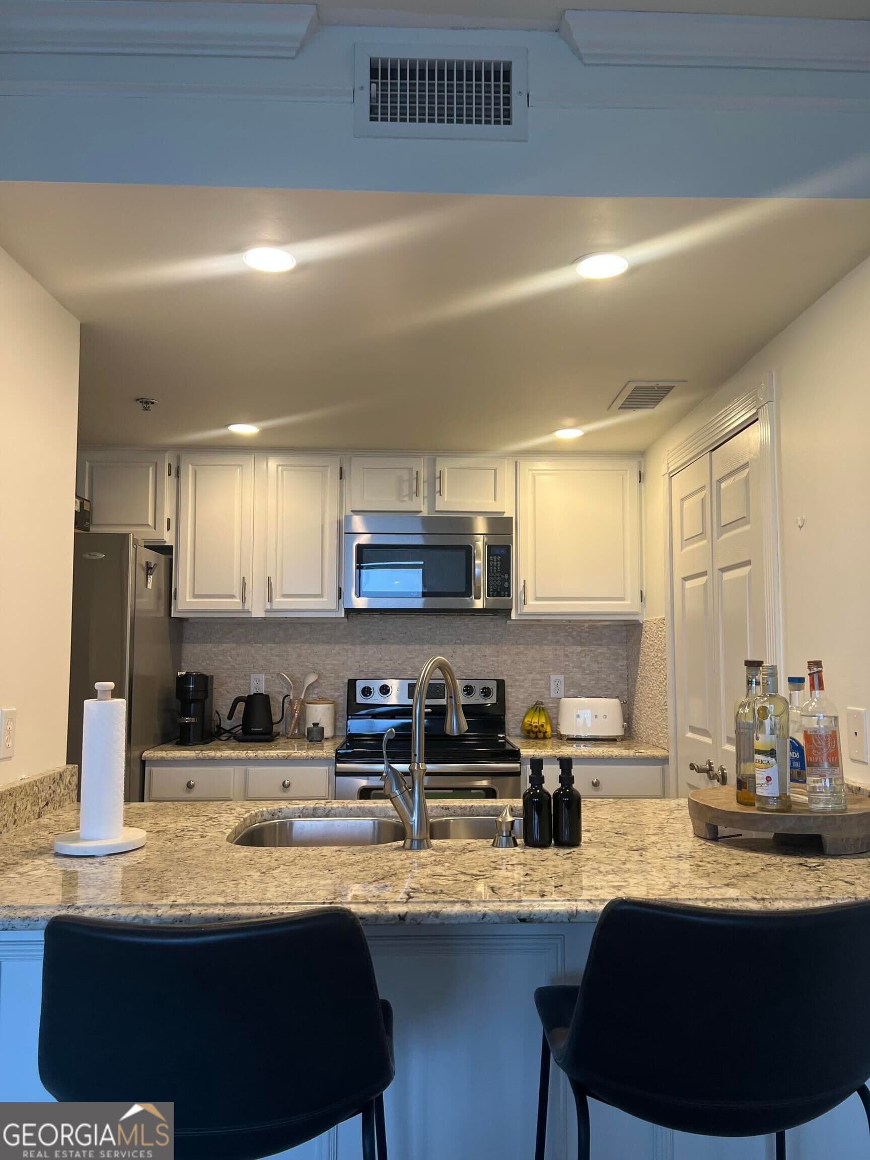 1 bedroom, 1 bathroom, 950 sq ft condominium for sale at 3481 Lakeside Drive APT 2901, Atlanta, GA 30326 — photo 8