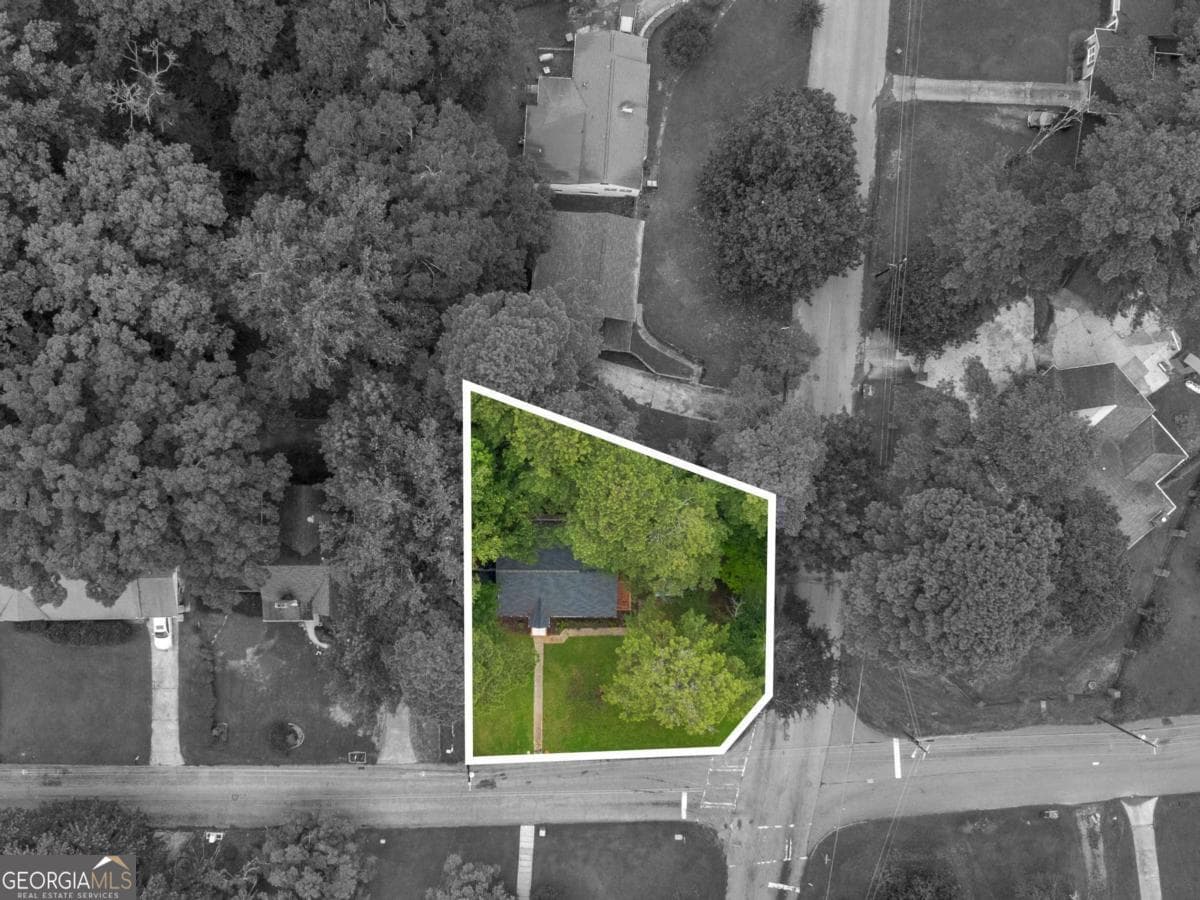 4 bedroom, 3 bathroom, 2,350 sq ft single family residence for sale at 1995 Venetian Drive, Atlanta, GA 30311 — photo 2