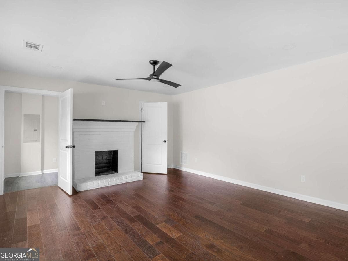 4 bedroom, 3 bathroom, 2,350 sq ft single family residence for sale at 1995 Venetian Drive, Atlanta, GA 30311 — photo 4