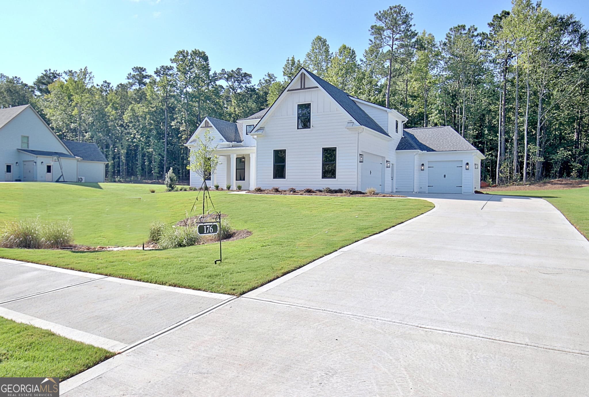 4 bedroom, 3.5 bathroom, 2,728 sq ft single family residence for sale at 176 Ryeland Drive, Senoia, GA 30276 — photo 3
