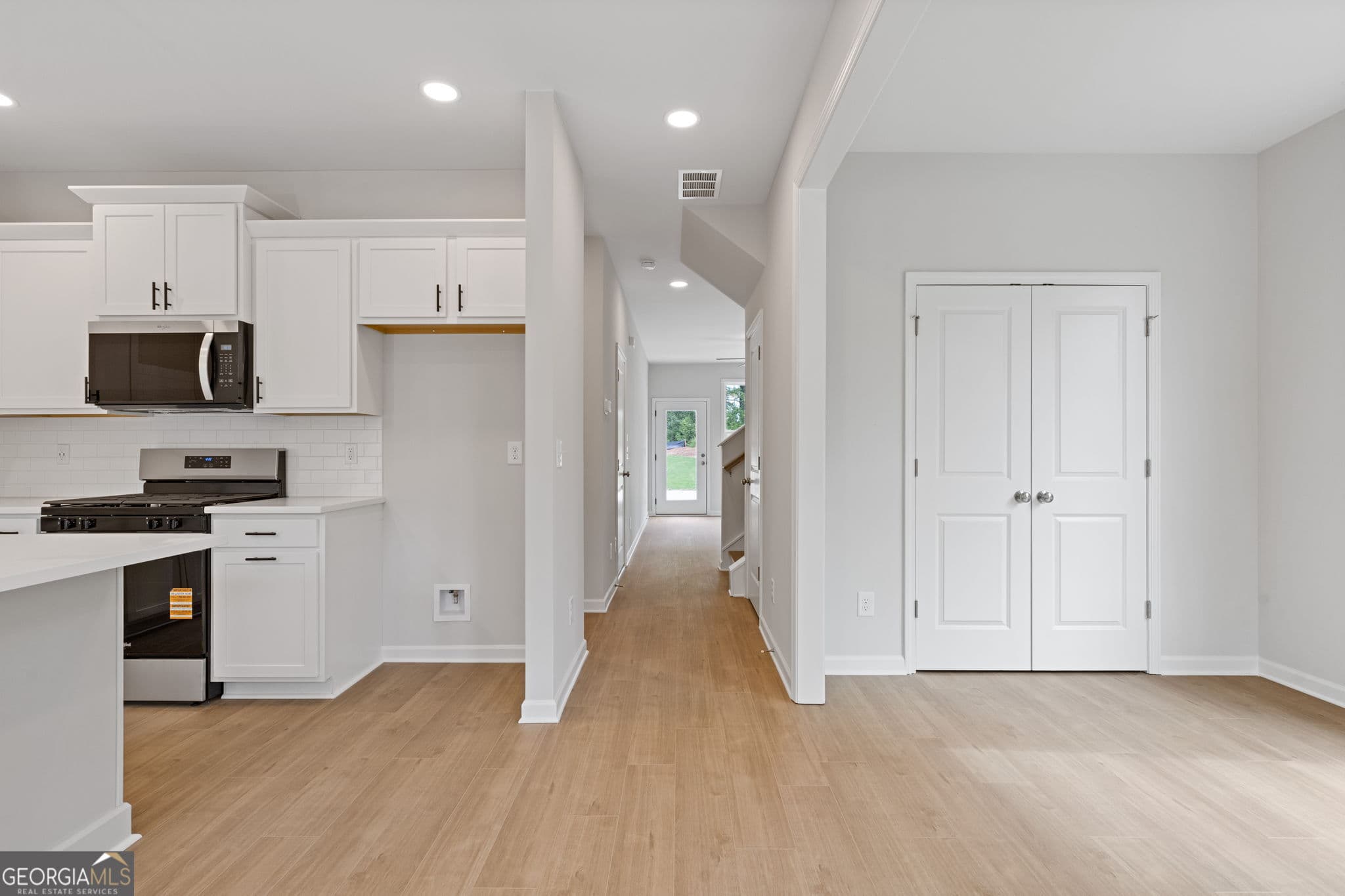 3 bedroom, 2.5 bathroom, 1,762 sq ft townhouse for sale at 379 Summerville Lane 12, Athens, GA 30606 — photo 2