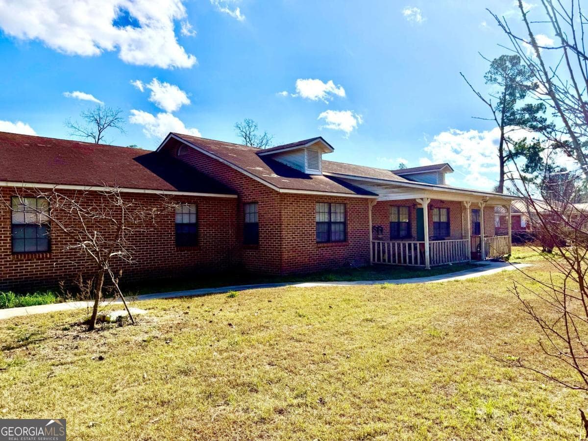 4 bedroom, 2.5 bathroom, 2,417 sq ft single family residence sold at 33 Hester Street, Hazlehurst, GA 31539
