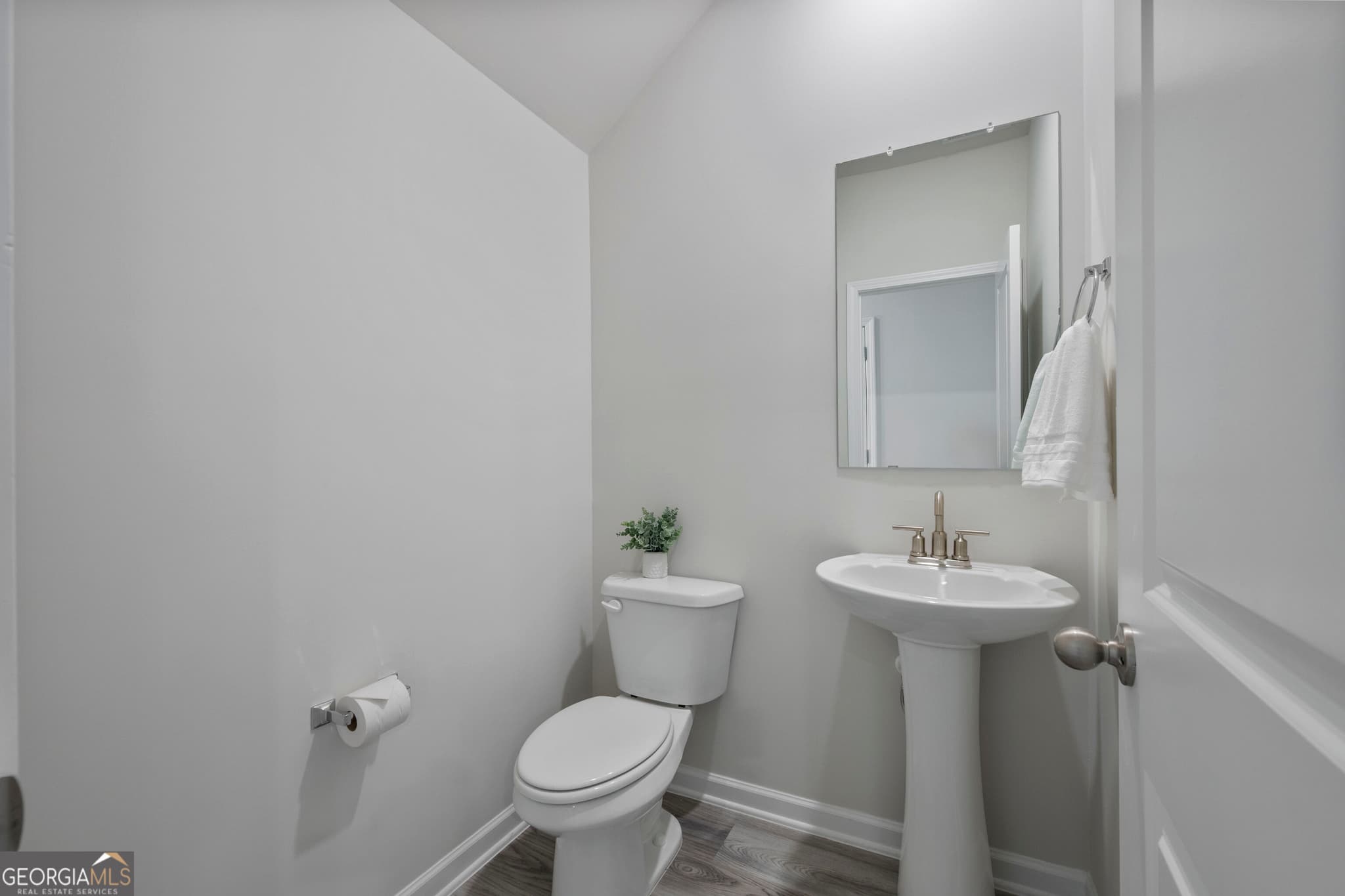 4 bedroom, 2.5 bathroom, 2,252 sq ft townhouse for sale at 4130 Oakwood Terrace Court, Oakwood, GA 30566 — photo 3