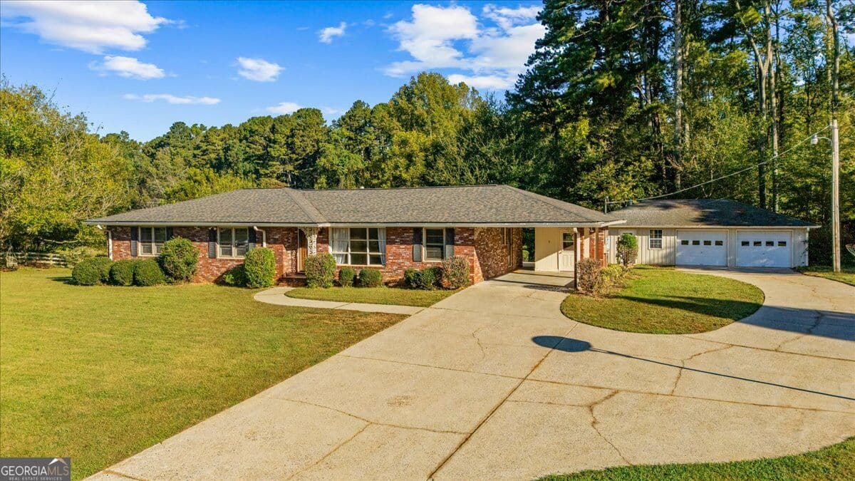3 bedroom, 2 bathroom, 1,980 sq ft single family residence for rent at 2005 Wilkie Road, Alpharetta, GA 30004 for $2,700 a month — photo 1 of 28