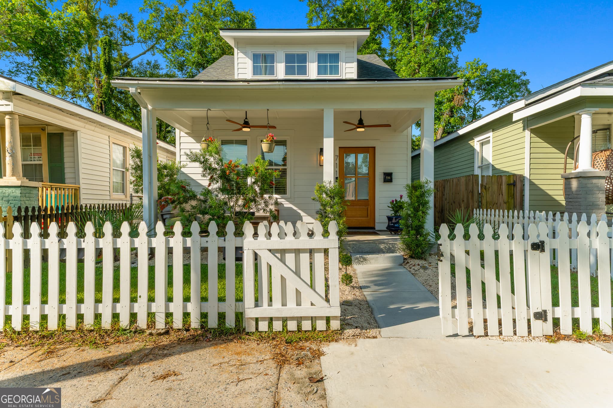3 bedroom, 2.5 bathroom, 1,325 sq ft single family residence for sale at 711 E 32nd Street, Savannah, GA 31401 — photo 1 of 42