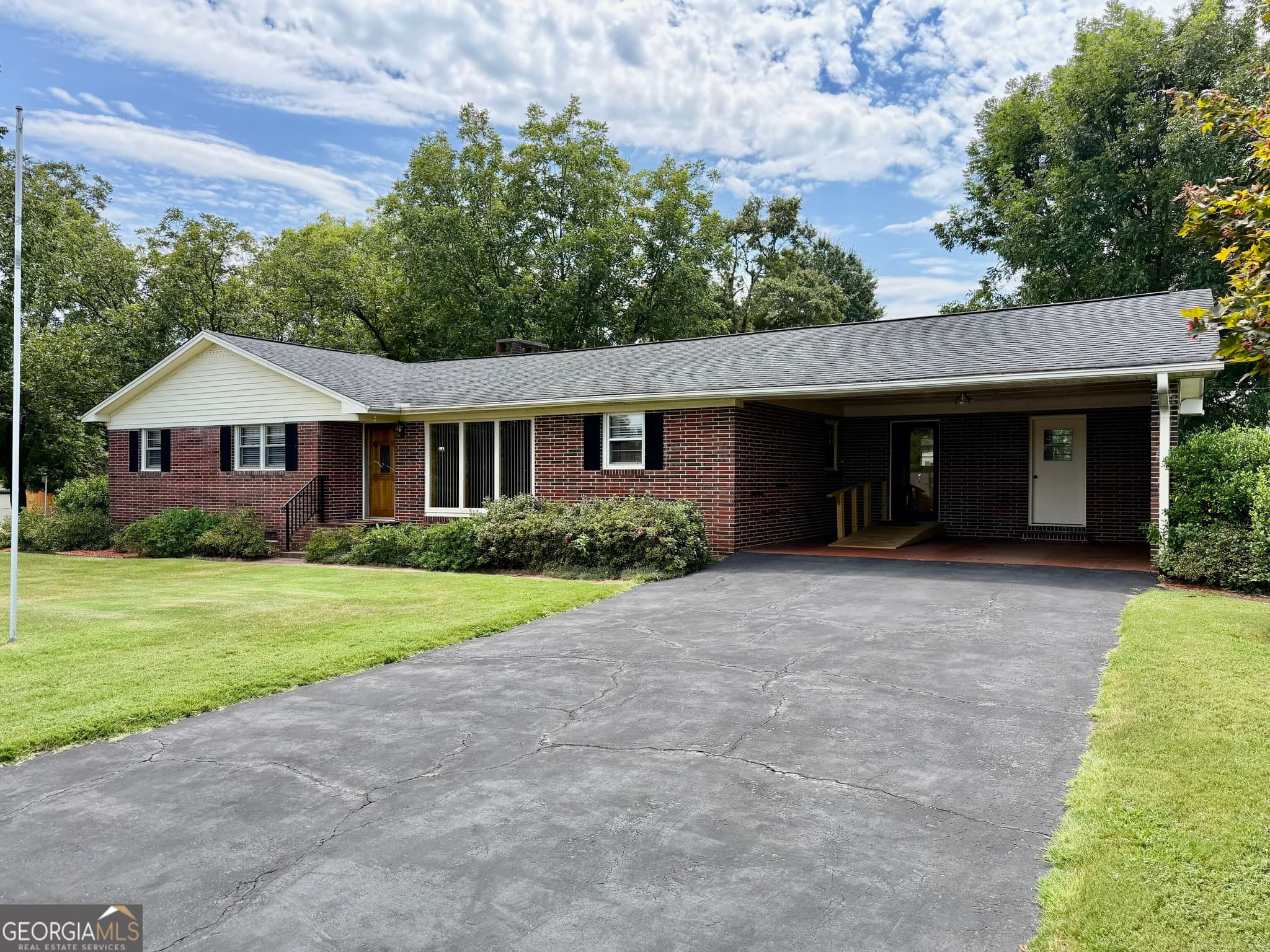 3 bedroom, 2 bathroom, 1,520 sq ft single family residence for sale at 95 Race Street, Hartwell, GA 30643 — photo 2