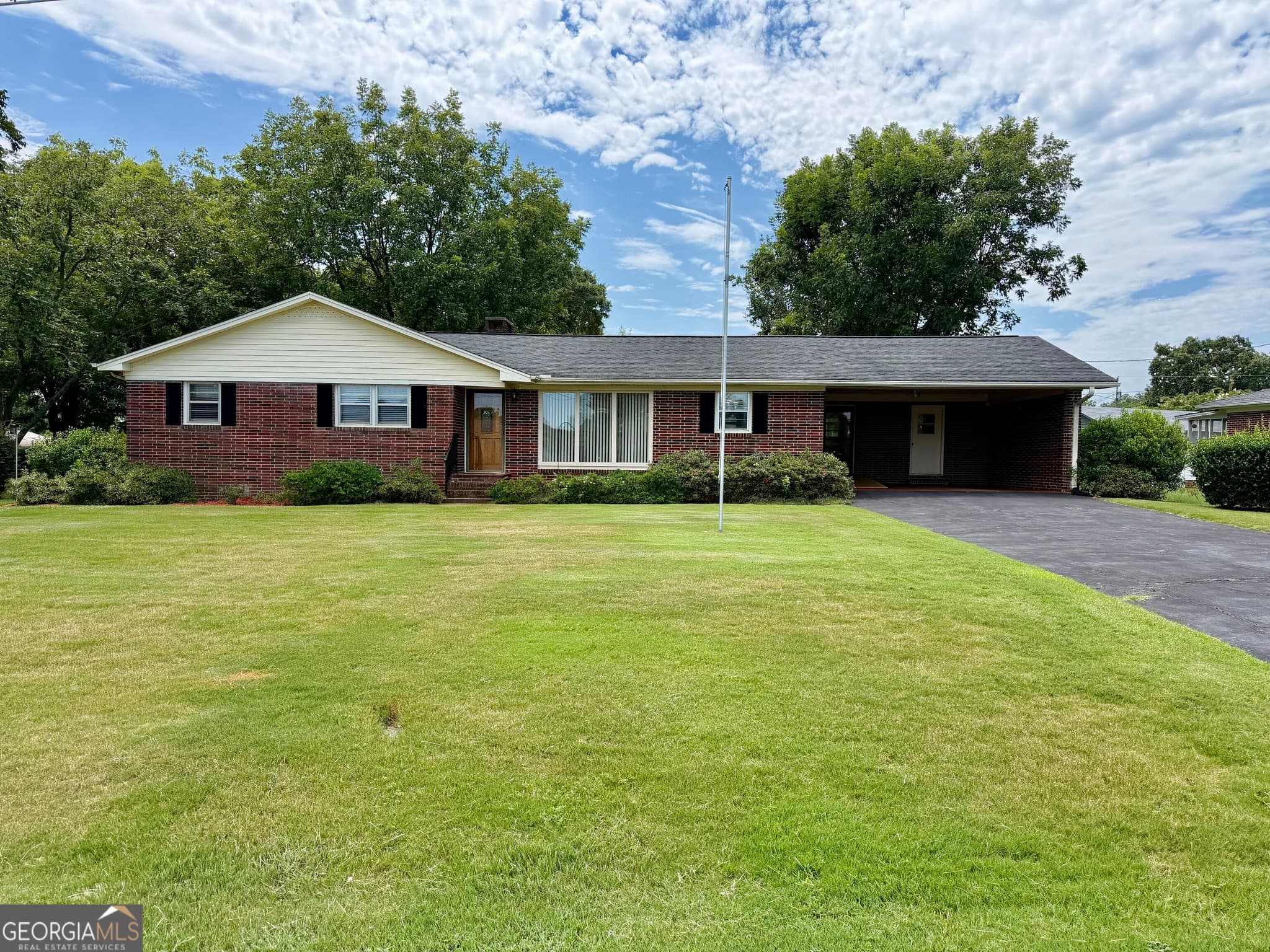 3 bedroom, 2 bathroom, 1,520 sq ft single family residence for sale at 95 Race Street, Hartwell, GA 30643 — photo 1 of 36