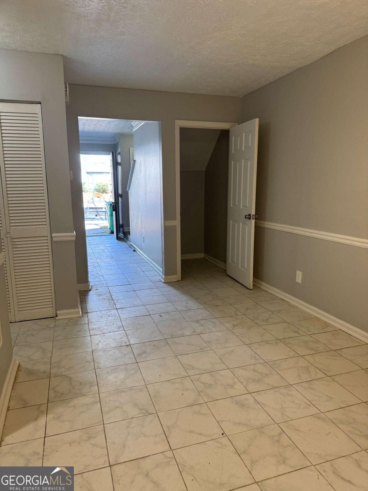 2 bedroom, 2.5 bathroom, 1,292 sq ft townhouse for sale at 5597 Stonington Trace Parkway, Stone Mountain, GA 30087 — photo 4