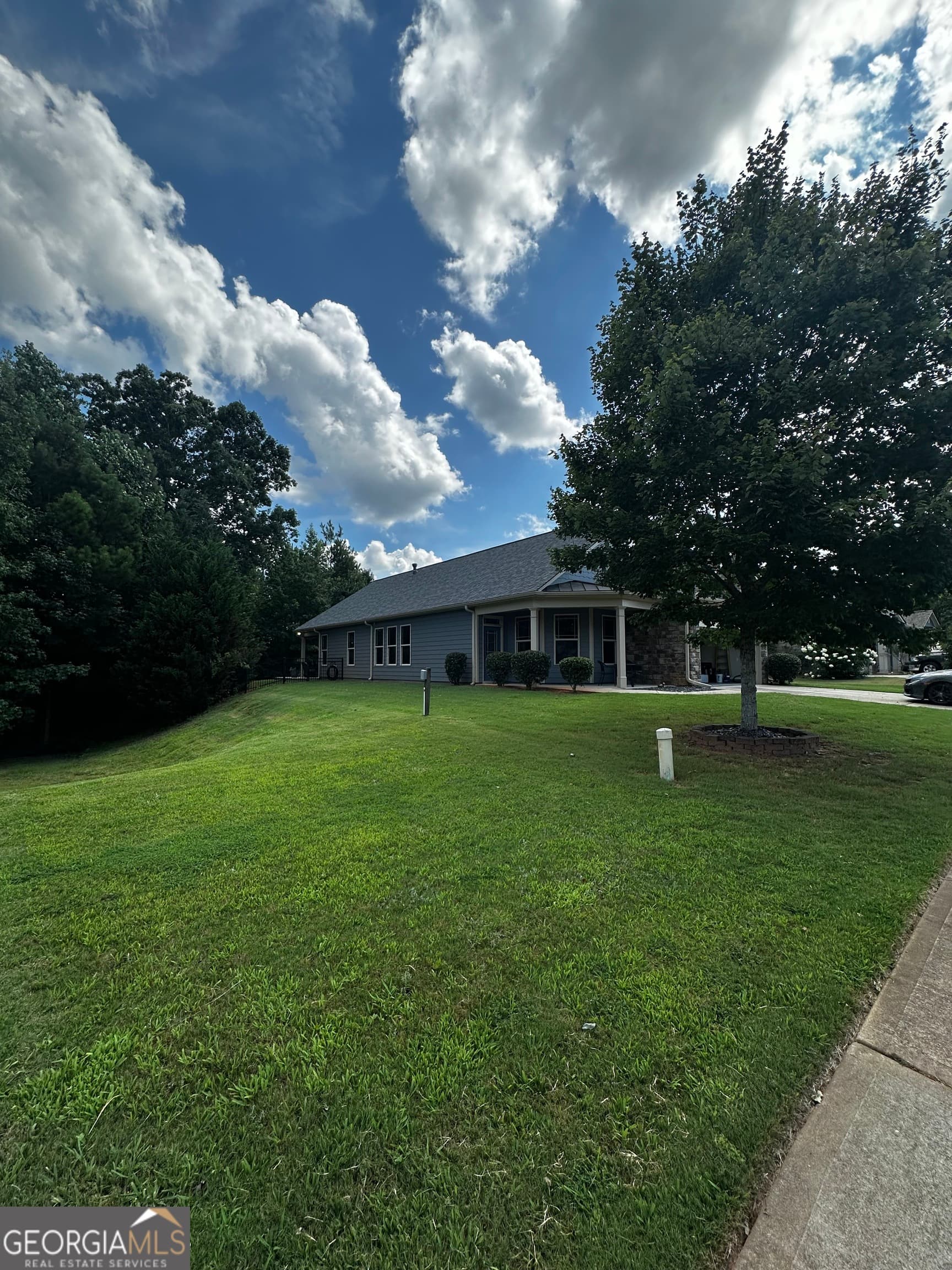 3 bedroom, 2.5 bathroom, 2,046 sq ft single family residence for sale at 280 Granite Way, Newnan, GA 30265 — photo 2