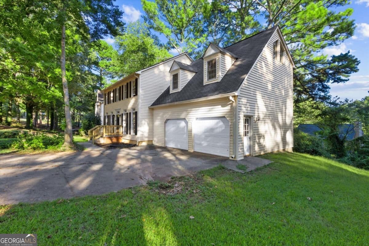 5 bedroom, 3.5 bathroom, 4,852 sq ft single family residence for sale at 2092 Plantation Road, Lawrenceville, GA 30044 — photo 3