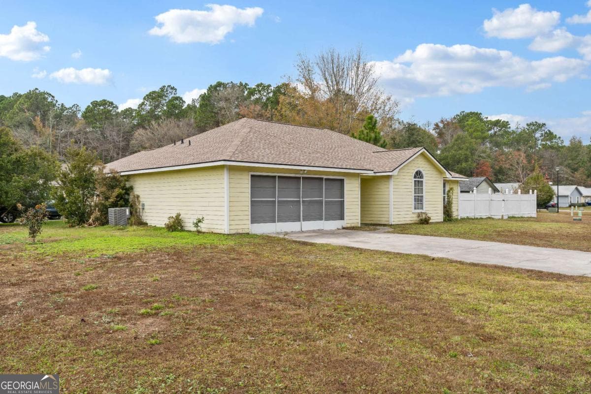 4 bedroom, 2 bathroom, 1,749 sq ft single family residence for sale at 201 Lake Wisteria Drive, Kingsland, GA 31548 — photo 2