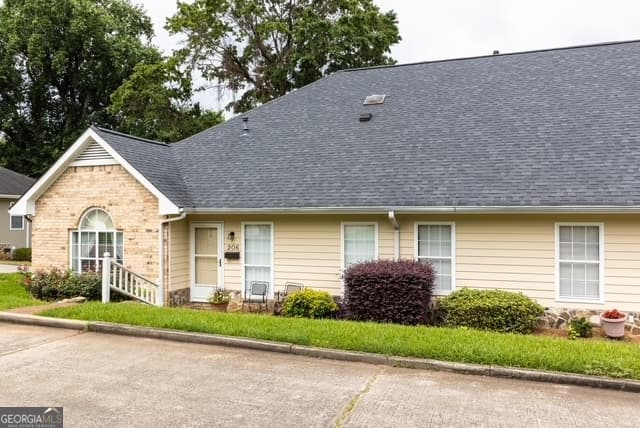 3 bedroom, 2 bathroom, 1,629 sq ft single family residence for sale at 206 Cedarwood Lane, Thomaston, GA 30286 — photo 1 of 34