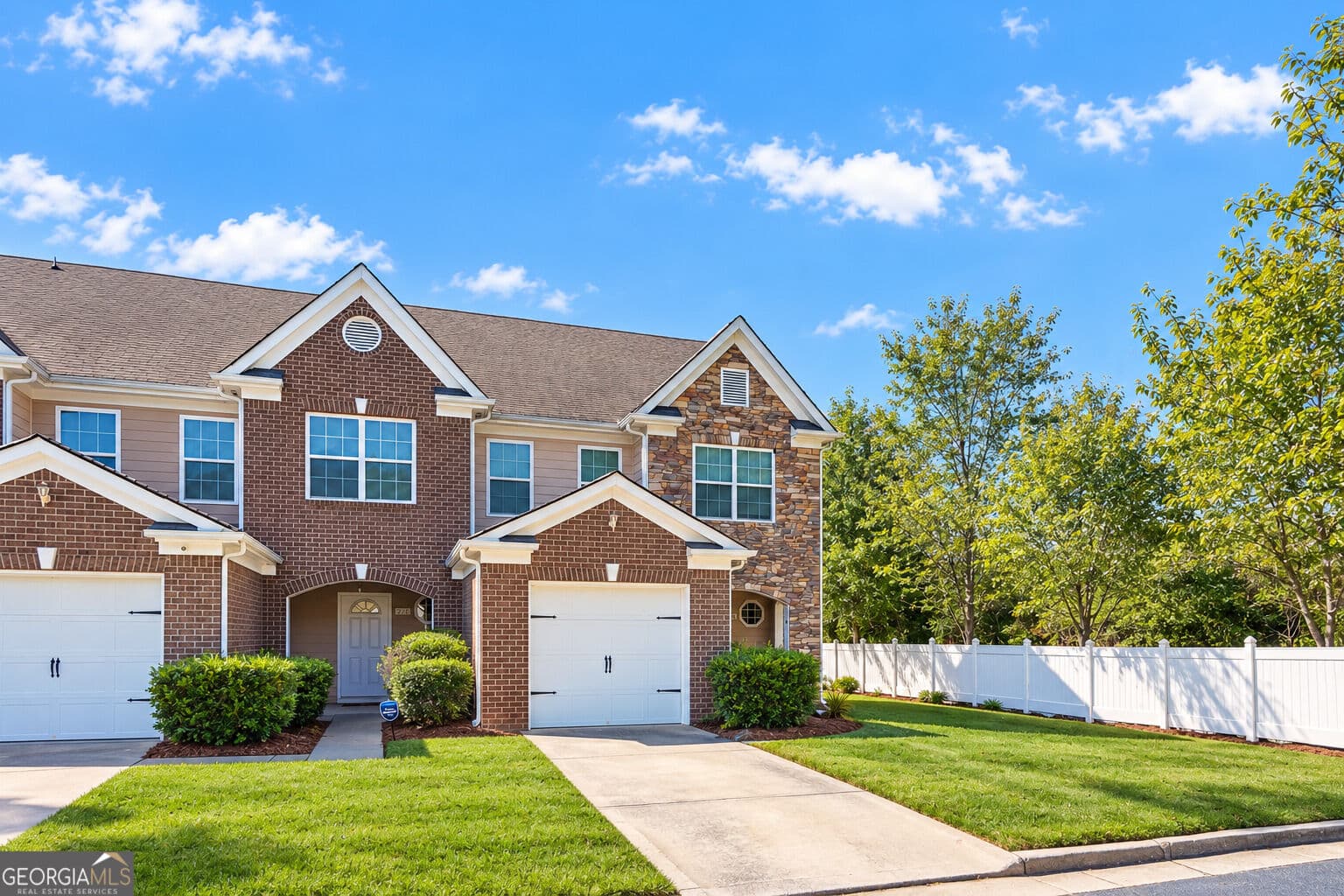 3 bedroom, 2.5 bathroom, 1,836 sq ft townhouse for sale at 322 Village Drive, Loganville, GA 30052 — photo 2