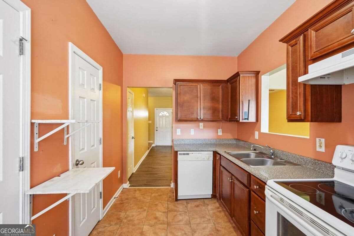 3 bedroom, 2.5 bathroom, 1,836 sq ft townhouse for sale at 322 Village Drive, Loganville, GA 30052 — photo 6