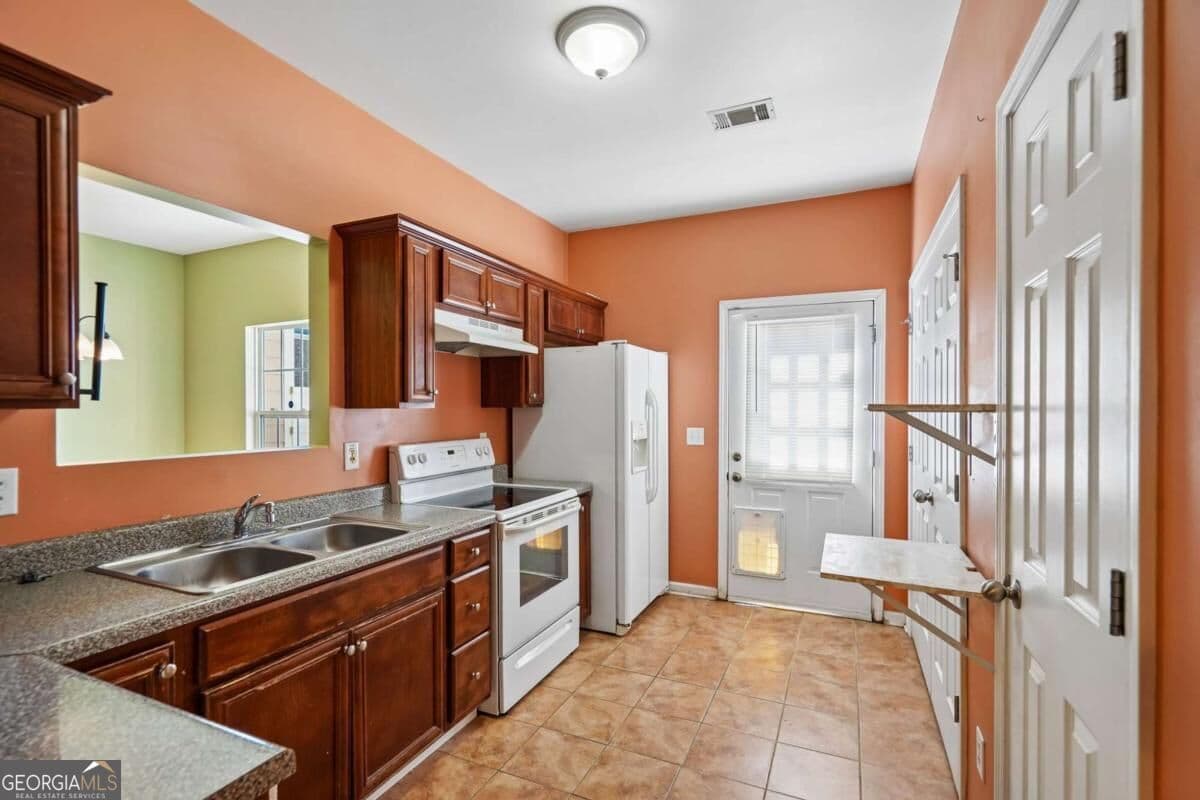 3 bedroom, 2.5 bathroom, 1,836 sq ft townhouse for sale at 322 Village Drive, Loganville, GA 30052 — photo 5