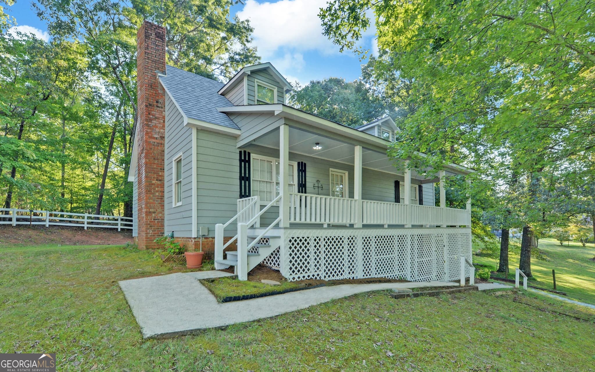 3 bedroom, 2.5 bathroom, 1,670 sq ft single family residence for sale at 338 Kings Bridge Way, Clarkesville, GA 30523 — photo 5
