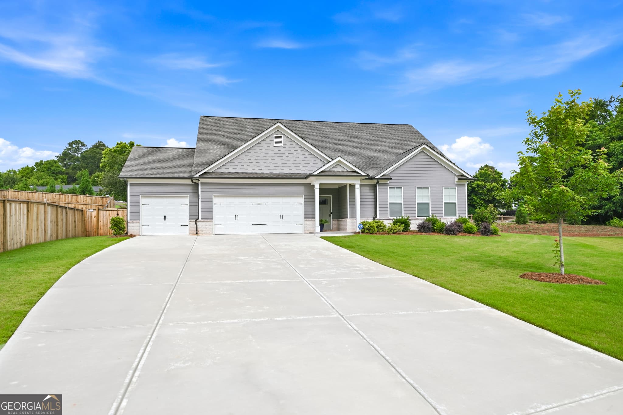 4 bedroom, 3 bathroom, 2,517 sq ft single family residence for sale at 155 Cherokee Rose Lane, Hoschton, GA 30548 — photo 2