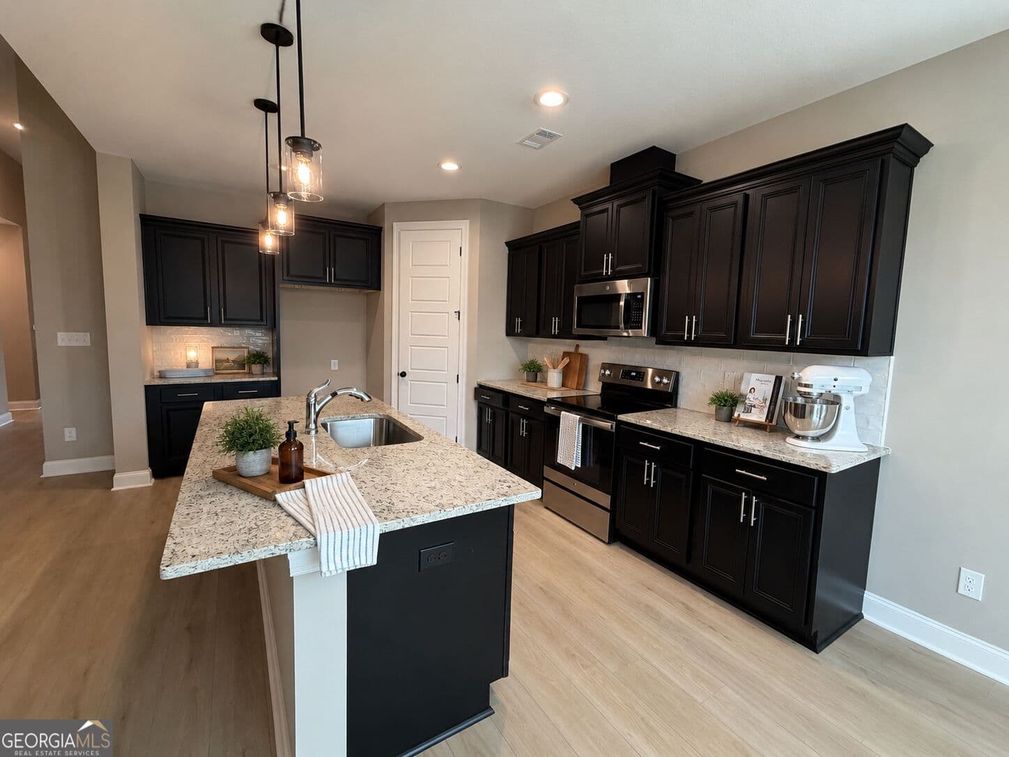 5 bedroom, 3 bathroom, 1,963 sq ft single family residence for sale at 417 Otters Ridge Drive, Kathleen, GA 31047 — photo 3