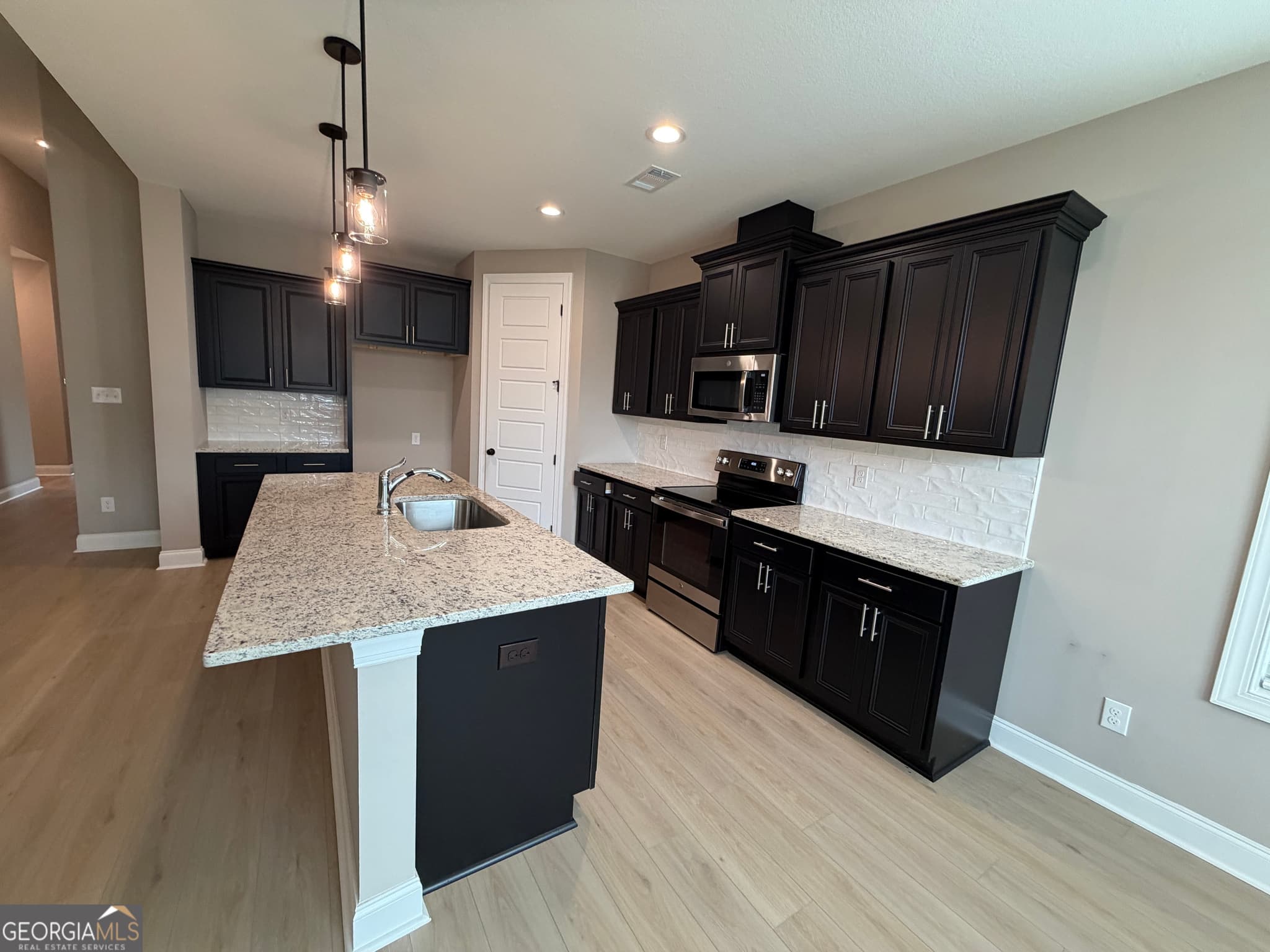 5 bedroom, 3 bathroom, 1,963 sq ft single family residence for sale at 417 Otters Ridge Drive, Kathleen, GA 31047 — photo 4