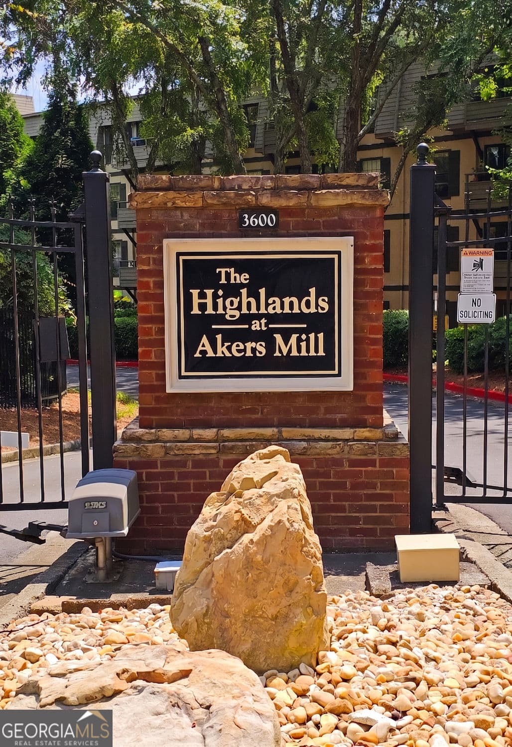 1 bedroom, 1 bathroom, 816 sq ft condominium for sale at 1106 Highland Bluff Drive 106, Atlanta, GA 30339 — photo 2