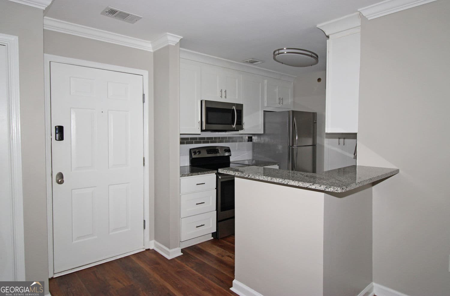 1 bedroom, 1 bathroom, 816 sq ft condominium for sale at 1106 Highland Bluff Drive 106, Atlanta, GA 30339 — photo 6