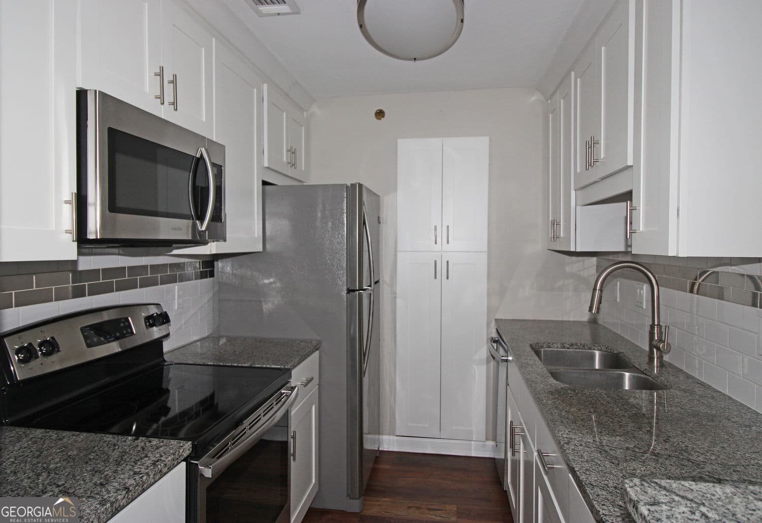 1 bedroom, 1 bathroom, 816 sq ft condominium for sale at 1106 Highland Bluff Drive 106, Atlanta, GA 30339 — photo 7