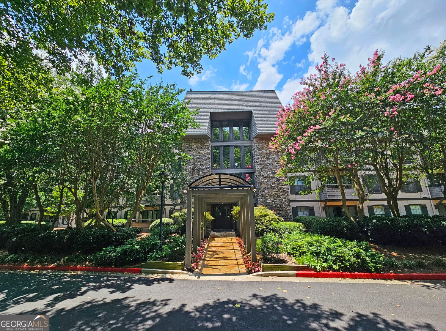 1 bedroom, 1 bathroom, 816 sq ft condominium for sale at 1106 Highland Bluff Drive 106, Atlanta, GA 30339 — photo 3